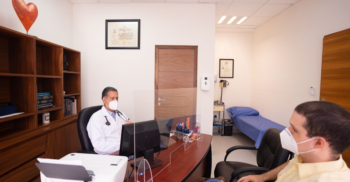 Cid z54 no atestado afastamento e auxilio doenca inline 1 197839 1781371936 Médico e paciente em uma consulta médica com máscaras e mesa de atendimento. — foto: los muertos crew