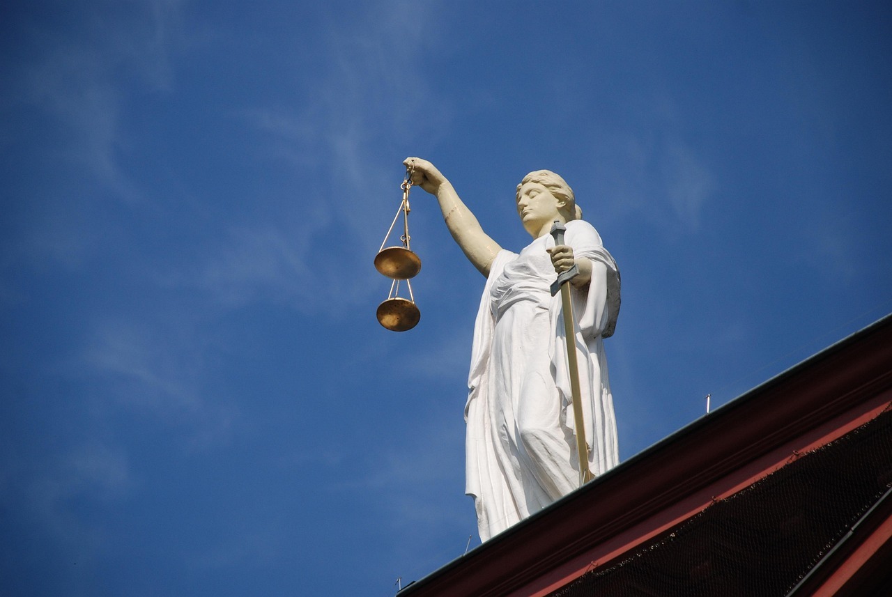 Codigo de defesa do consumidor inline 1 216100 1781609537 Estátua da justiça com balança e espada em prédio vermelho. — foto: ajel