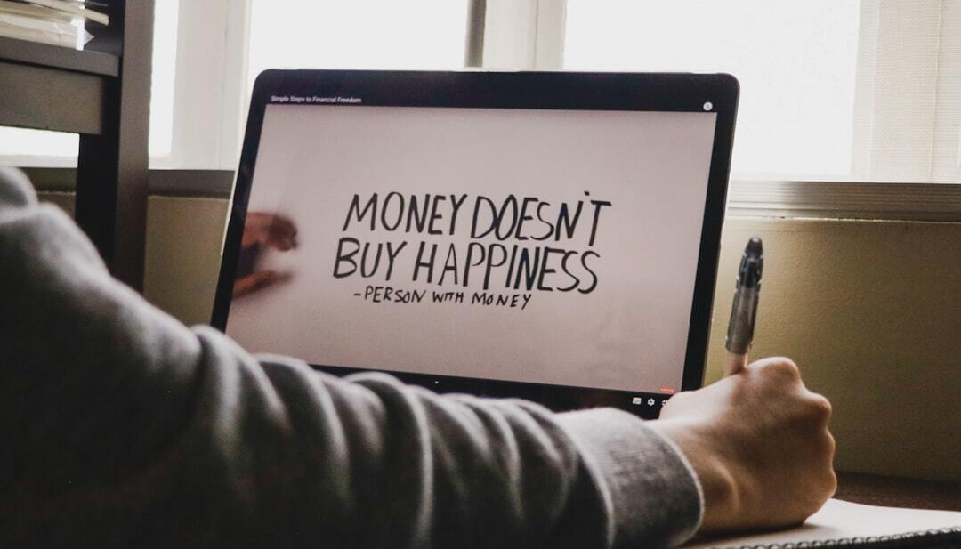 Codigo de defesa do consumidor inline 1 232171 1781803960 Pessoa escrevendo em frente a um laptop com frase motivacional, ambiente de trabalho. — foto: nathan aguirre