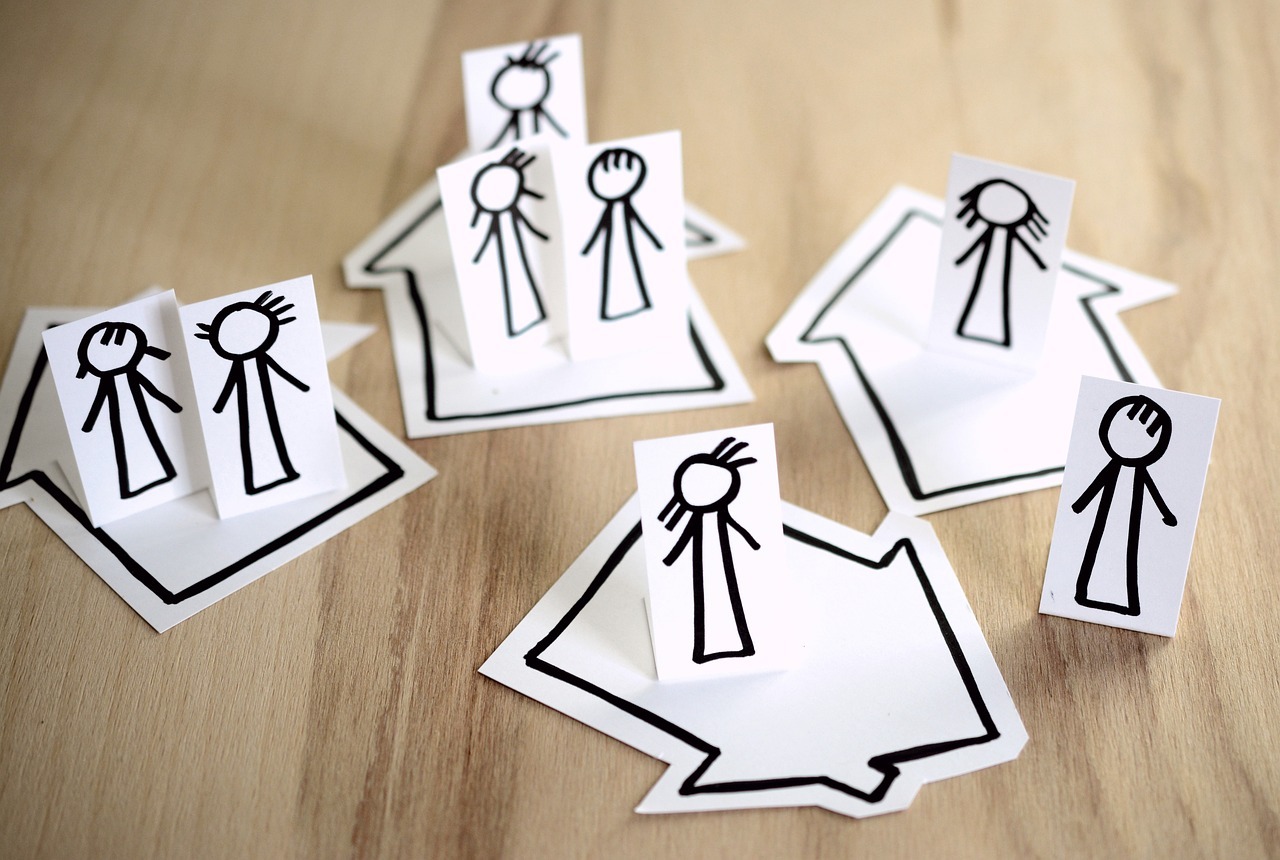 Figuras de pessoas em situações de consumo, destacando a importância da defesa do consumidor. — foto: congerdesign