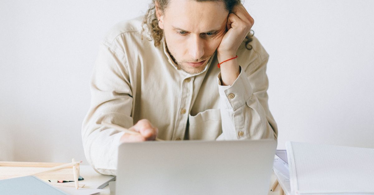 Homem com aparência de profissional analisando documentos em um ambiente de trabalho. — foto: nataliya vaitkevich