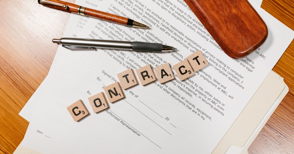 Como calcular o prazo de 10 anos para revisar seu beneficio do inss inline 1 168934 1780738404 Contrato e canetas sobre documentos em mesa de madeira — foto: rdne stock project
