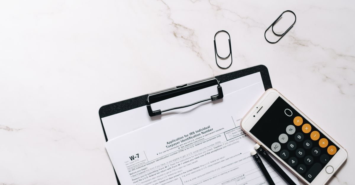 Como conseguir residencia permanente no brasil com as regras atuais inline 1 197269 1781357580 Papelada sobre mesa com clipes e uma calculadora, sugerindo trabalho administrativo. — foto: leeloo the first