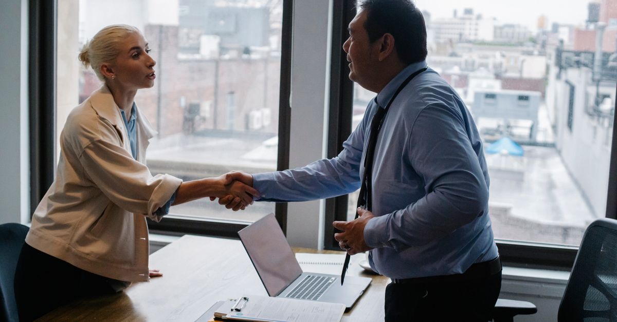 Profissional feminina e masculino em reunião de negócios em um escritório. — foto: sora shimazaki