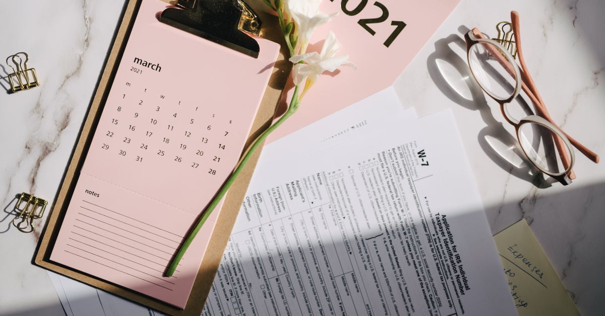 Calendário e documentos em uma mesa com óculos de leitura — foto: leeloo the first