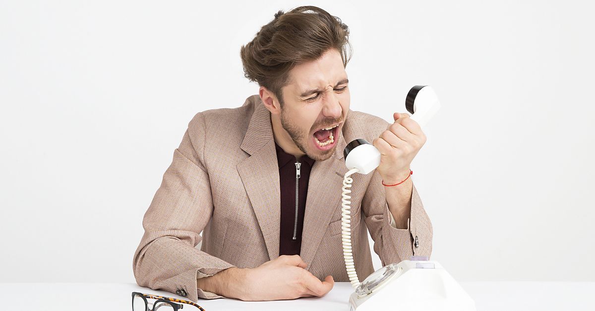 Devolucao de produto inline 1 209420 1781544880 Homem em blazer discutindo ao telefone, óculos na mesa, ambiente de escritório. — foto: moose photos
