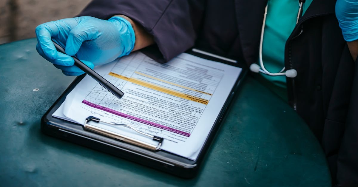 Profissional médico analisando documentos em uma mesa. — Foto: Laura James