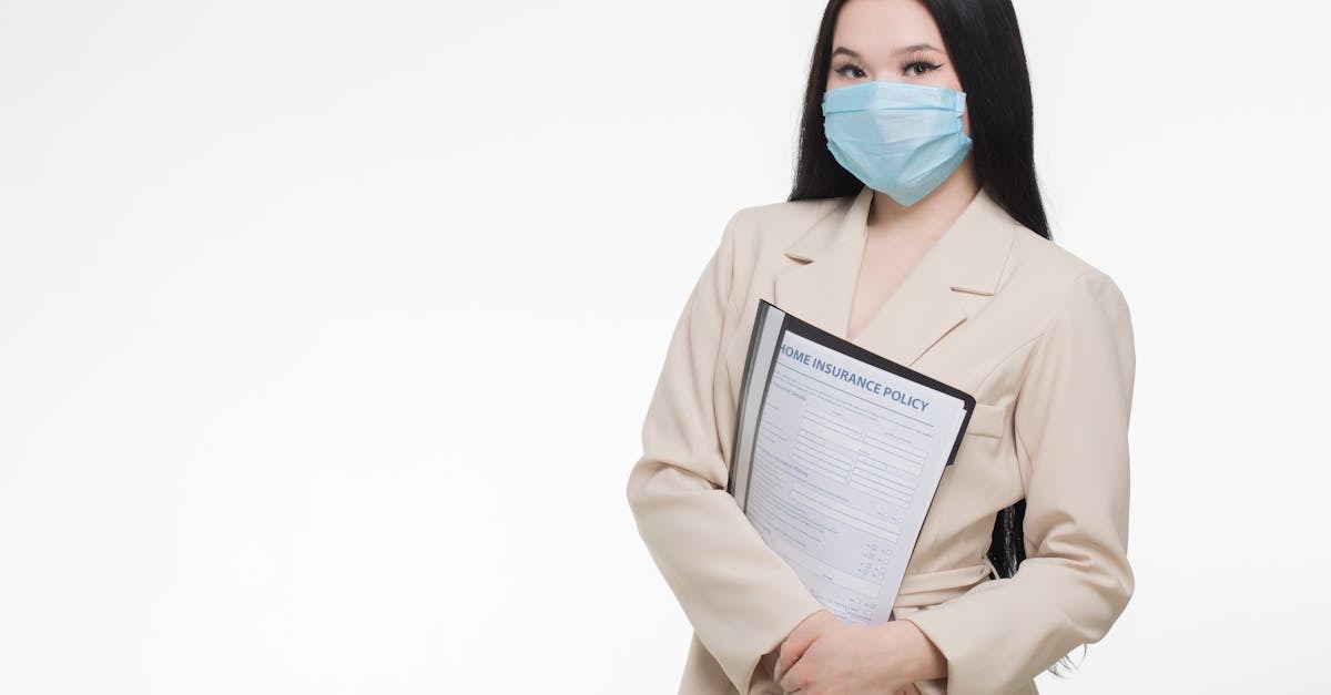 Mulher em traje profissional segurando documentos em frente a um fundo branco. — Foto: Mikhail Nilov