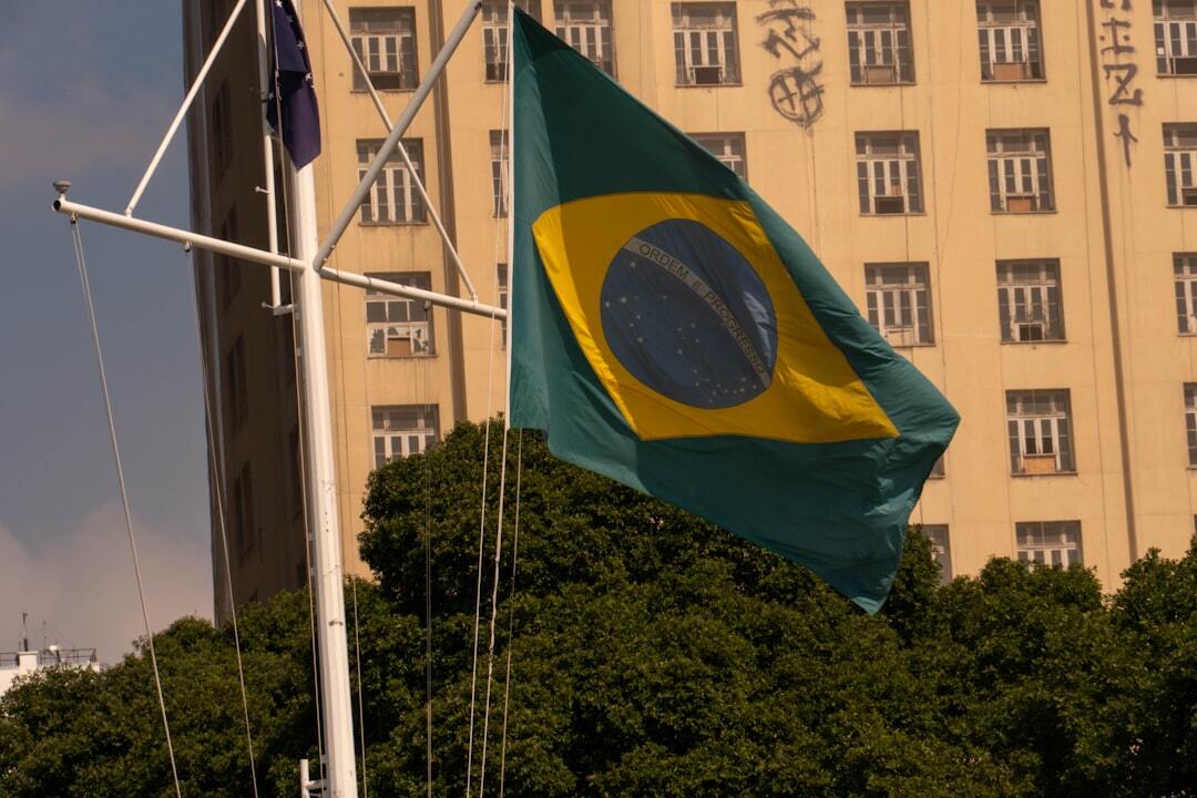 Bandeira brasileira em um mastro, em frente a um prédio alto, simbolizando a soberania nacional e o sistema jurídico. — foto: gustavo sánchez