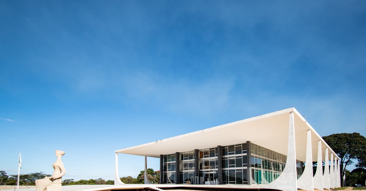 Prédio moderno com design único, possivelmente um tribunal ou instituição jurídica, sob um céu azul. — foto: filipe coelho