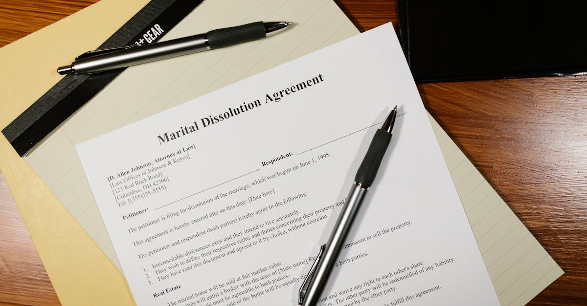 Papel com acordo de dissolução marital e caneta sobre uma mesa de madeira. — Foto: RDNE Stock project
