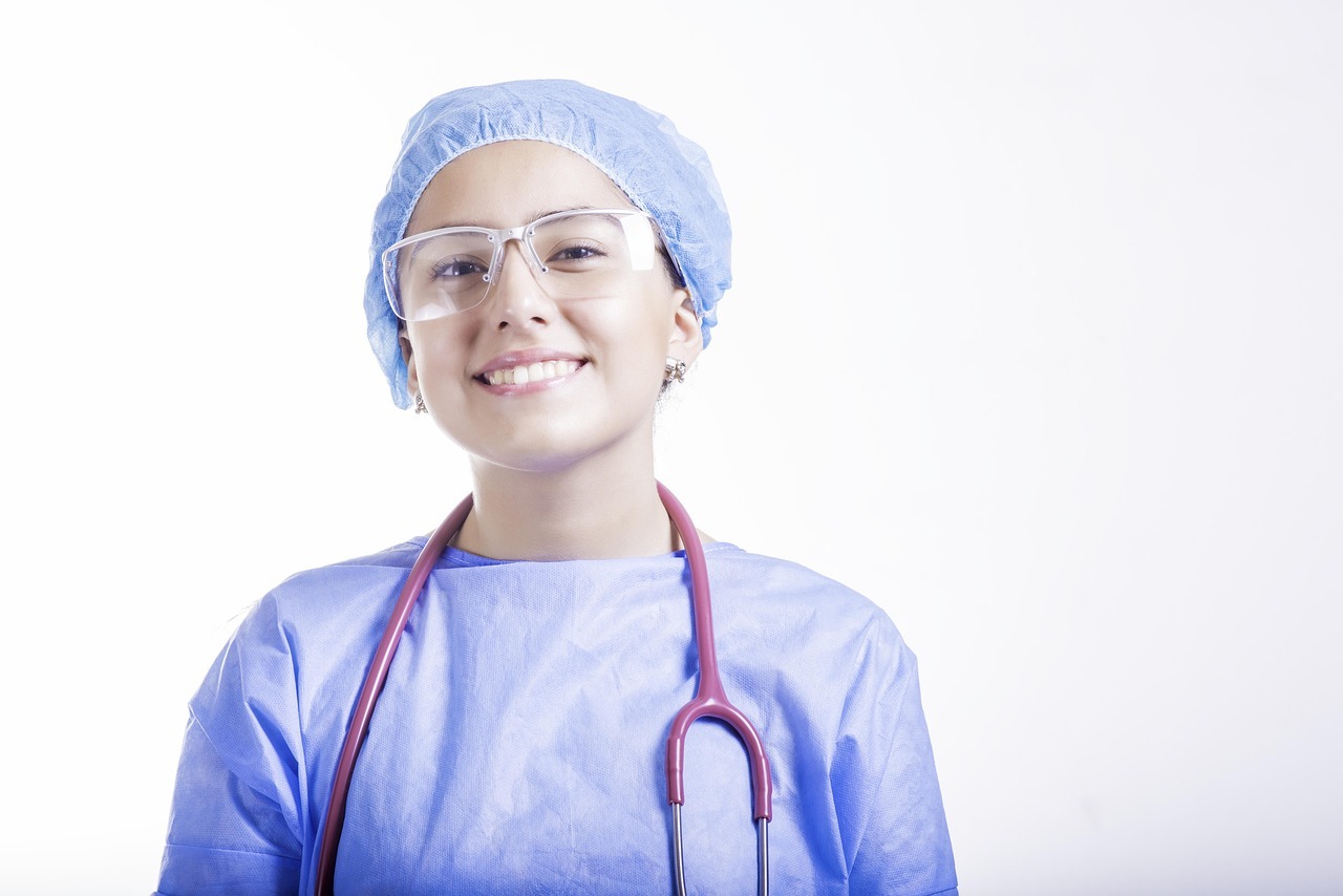 Profissional de saúde com estetoscópio e óculos de proteção, pronta para ação. — Foto: voltamax