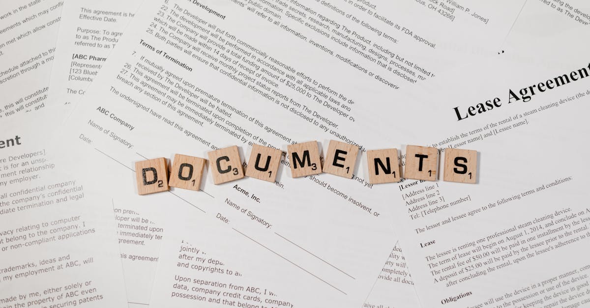 Documentos espalhados com blocos de letras formando 'DOCUMENTOS', sobre um fundo de papéis assinados. — Foto: RDNE Stock project
