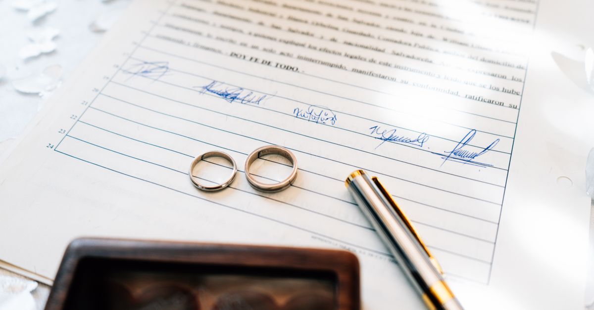 International family law in brazil marriage divorce and inheritance inline 1 214884 1781601903 Dois anéis de casamento sobre um papel com assinaturas e uma caneta, simbolizando união e legalidade. — foto: edu raw