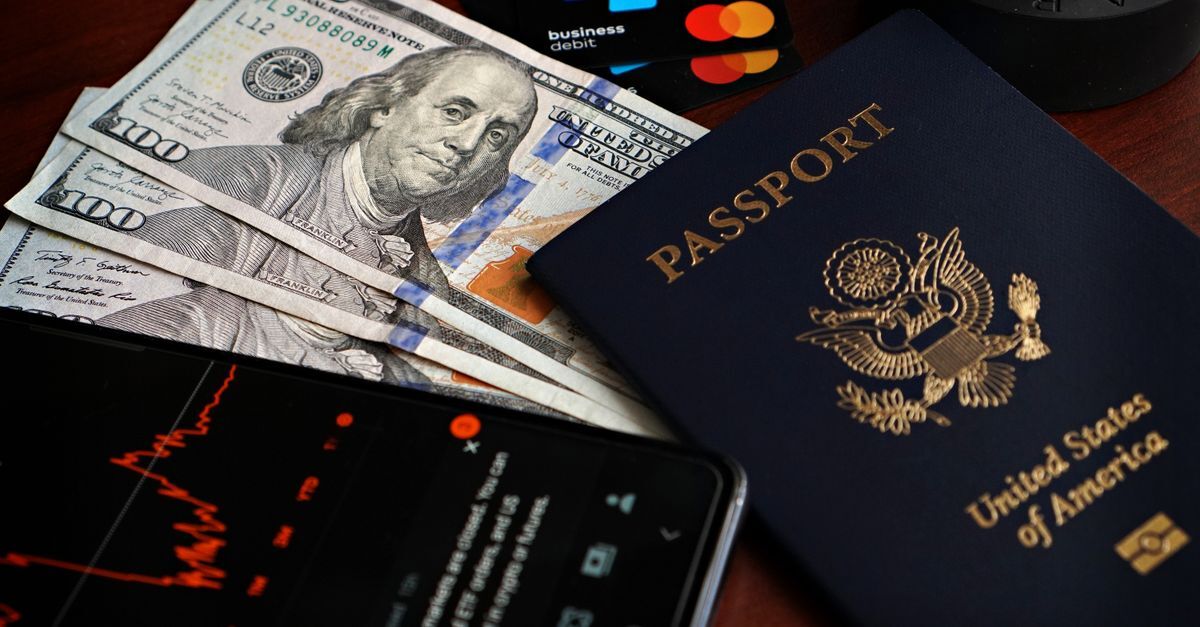 Dinheiro, passaporte e cartões de crédito sobre uma mesa. — foto: dλvξ gλrciλ