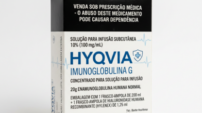 Caixa do medicamento HYQVIA (IMUNOGLOBULINA G) em embalagem farmacêutica brasileira conforme RDC 768/2022 da ANVISA — fabricado por Ribeiro Cavalcante Advocacia