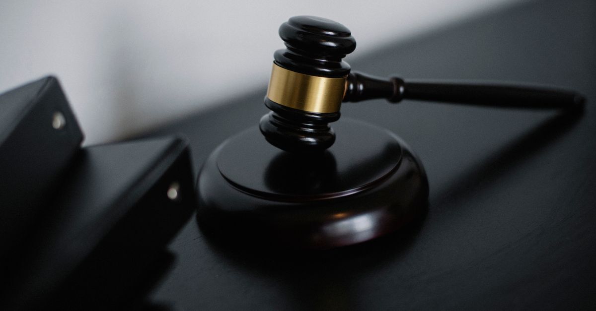 Novas regras contra pornografia de ia e vazamento de fotos intimas inline 1 244305 1782120839 Martelo judicial em mesa escura, simbolizando autoridade legal. — foto: sora shimazaki