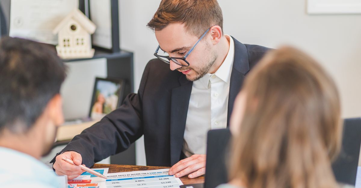 Advogado analisando documentos em reunião de negócios — Foto: RDNE Stock project