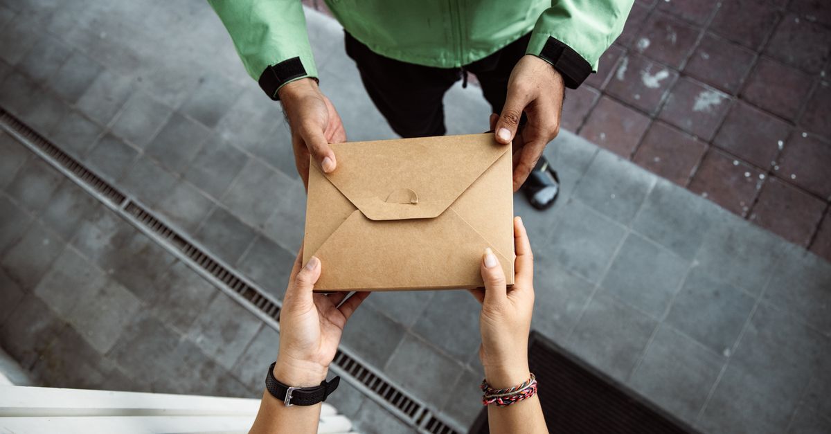 Novo salario minimo de r 1 62100 seus direitos trabalhistas inline 2 179359 1780997711 Pessoa entregando um envelope marrom, simbolizando troca de documentos em um contexto profissional. — foto: roman odintsov