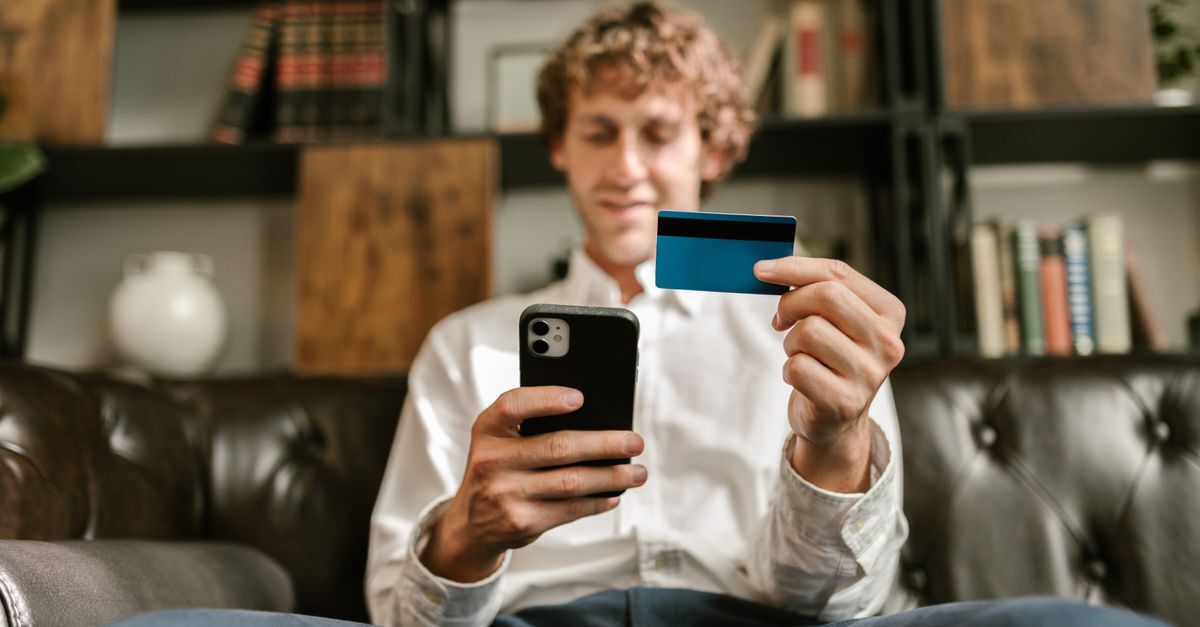 Novos direitos dos clientes de bancos o que muda em 2026 inline 2 238774 1781955210 Homem usando cartão de crédito e smartphone em ambiente doméstico. — foto: rdne stock project