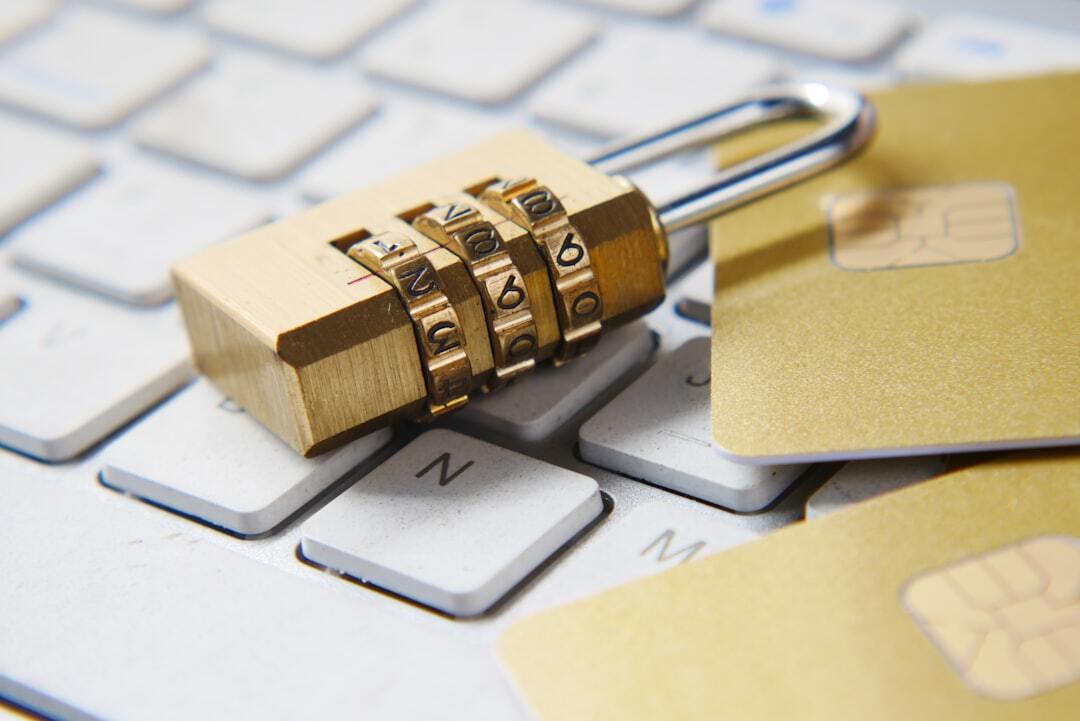 Cadeado com números e cartões de crédito sobre um teclado. — Foto: Towfiqu barbhuiya
