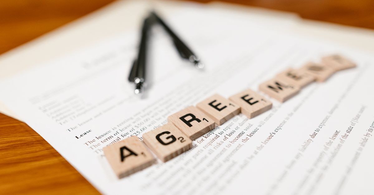 Renting property in brazil as a foreigner inline 1 181048 1781022706 Caneta e blocos de letras formando 'agreement' sobre documentos. — foto: rdne stock project