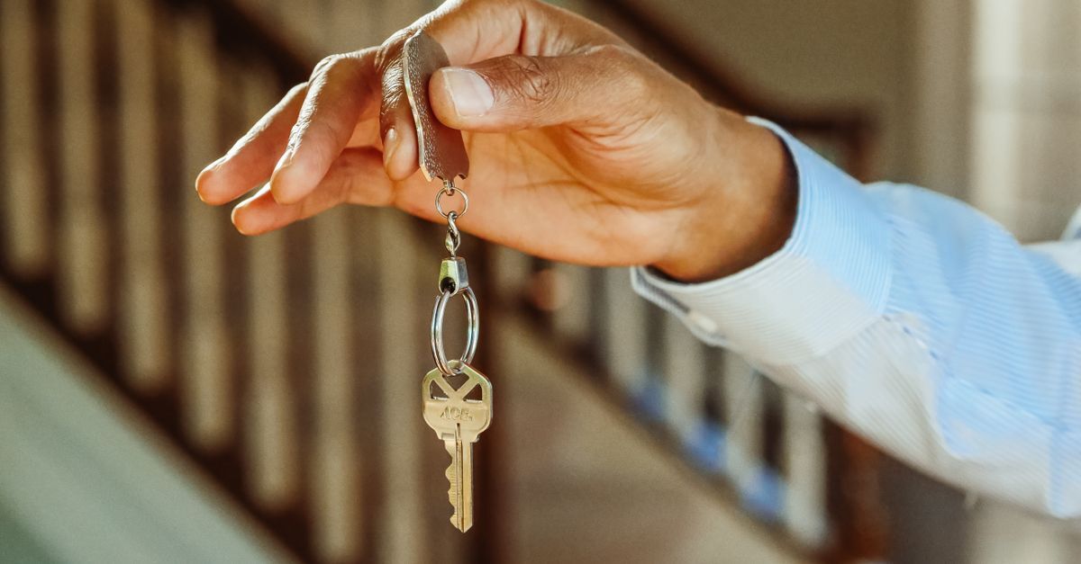 Renting property in brazil as a foreigner inline 2 181048 1781022725 Mão segurando chave, simbolizando acesso a propriedade. — foto: kindel media