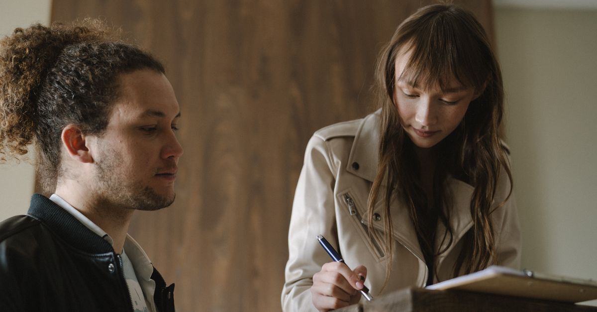 Homem e mulher em reunião profissional, discutindo ou analisando documentos. — foto: anastasia  shuraeva