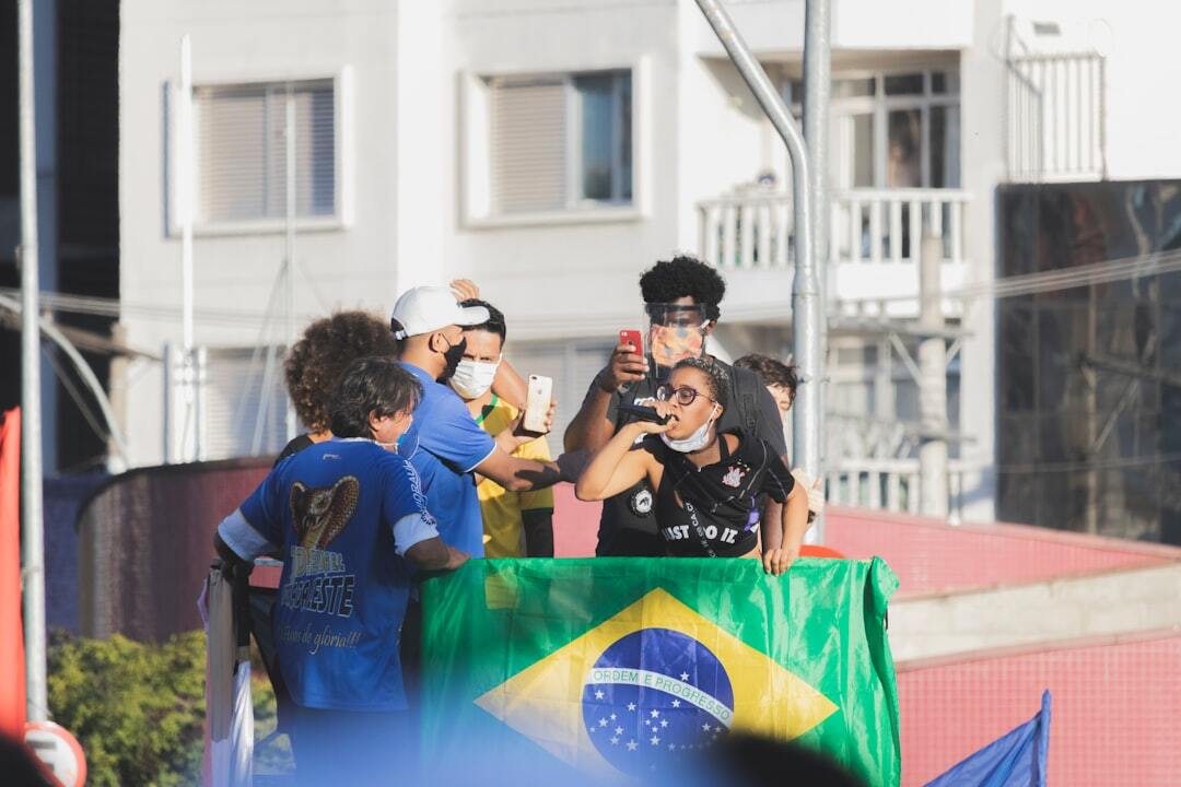 Residency visa in brazil inline 2 192480 1781271185 Grupo de pessoas em uma manifestação urbana, uma segurando uma bandeira brasileira. — foto: marília castelli