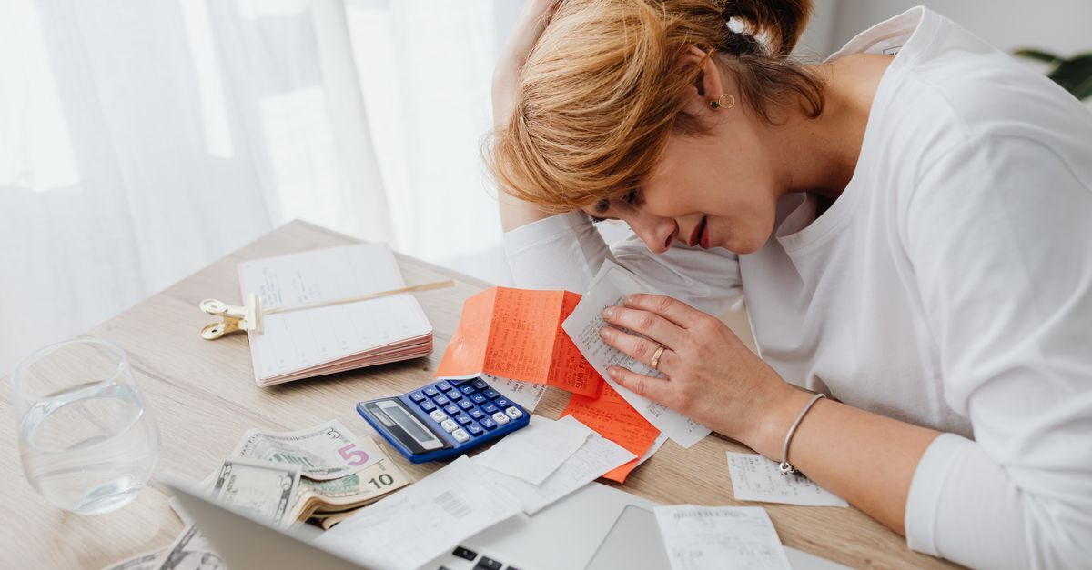 Superendividamento em 2026 como a lei protege quem tem muitas dividas inline 1 199821 1781436760 Mulher revisando documentos financeiros em uma mesa de trabalho. — foto: www. Kaboompics. Com