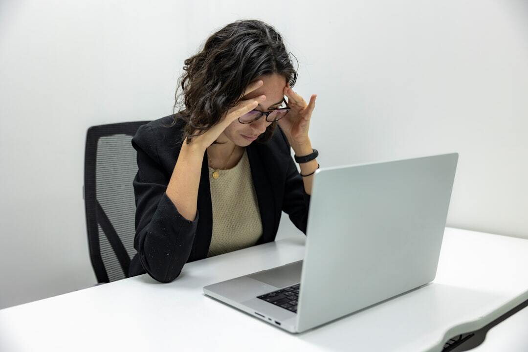Superendividamento em 2026 como a lei protege quem tem muitas dividas inline 2 199821 1781436774 Mulher com laptop em ambiente de trabalho, sugerindo discussão de temas profissionais ou financeiros. — foto: resume genius