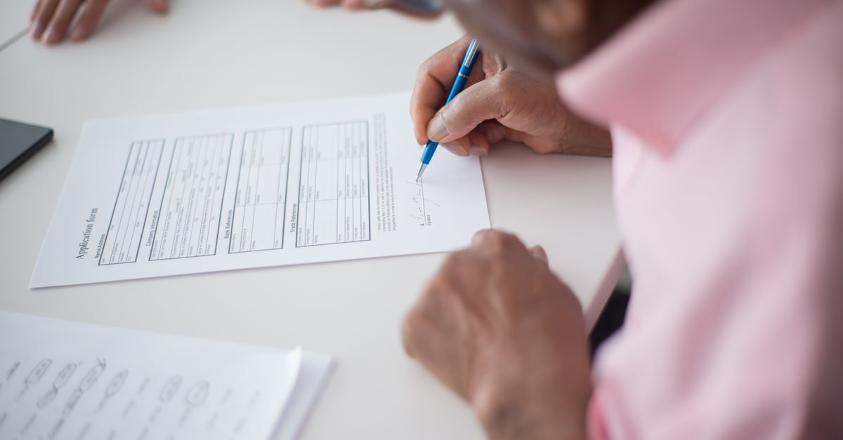 The expat legal guide to brazil everything foreigners need to know inline 1 215017 1781602576 Pessoa escrevendo em um documento em uma mesa. — foto: kampus production