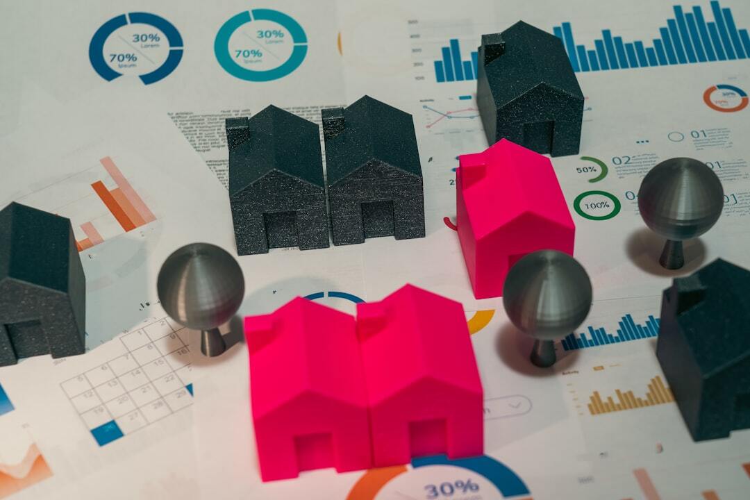 Modelos de casas e gráficos de análise financeira sobre mesa de trabalho. — foto: jakub żerdzicki