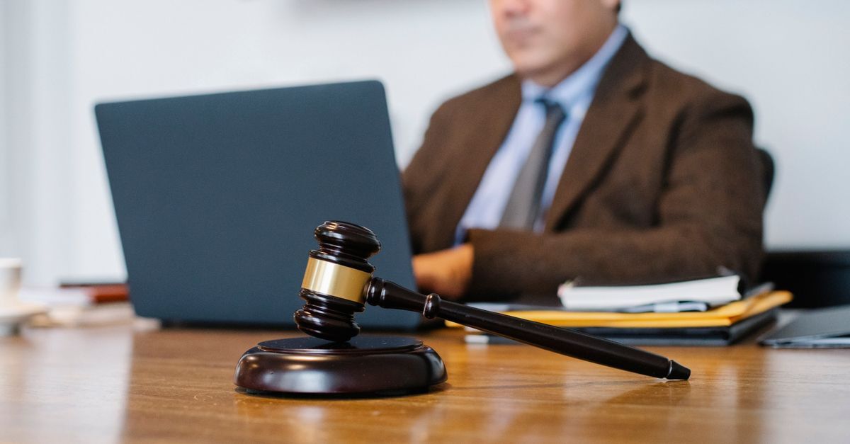 Uso de ia para criar imagens intimas saiba como se proteger inline 1 223394 1781706881 Advogado usando laptop em escritório com martelo de justiça na mesa. — foto: sora shimazaki