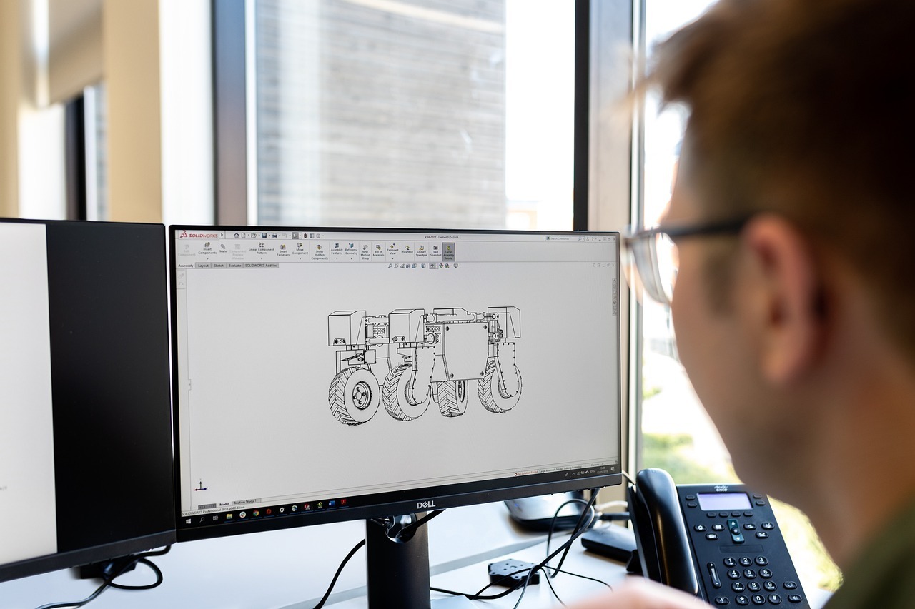 Homem analisando desenho técnico em tela de computador em um escritório. — foto: this_is_engineering