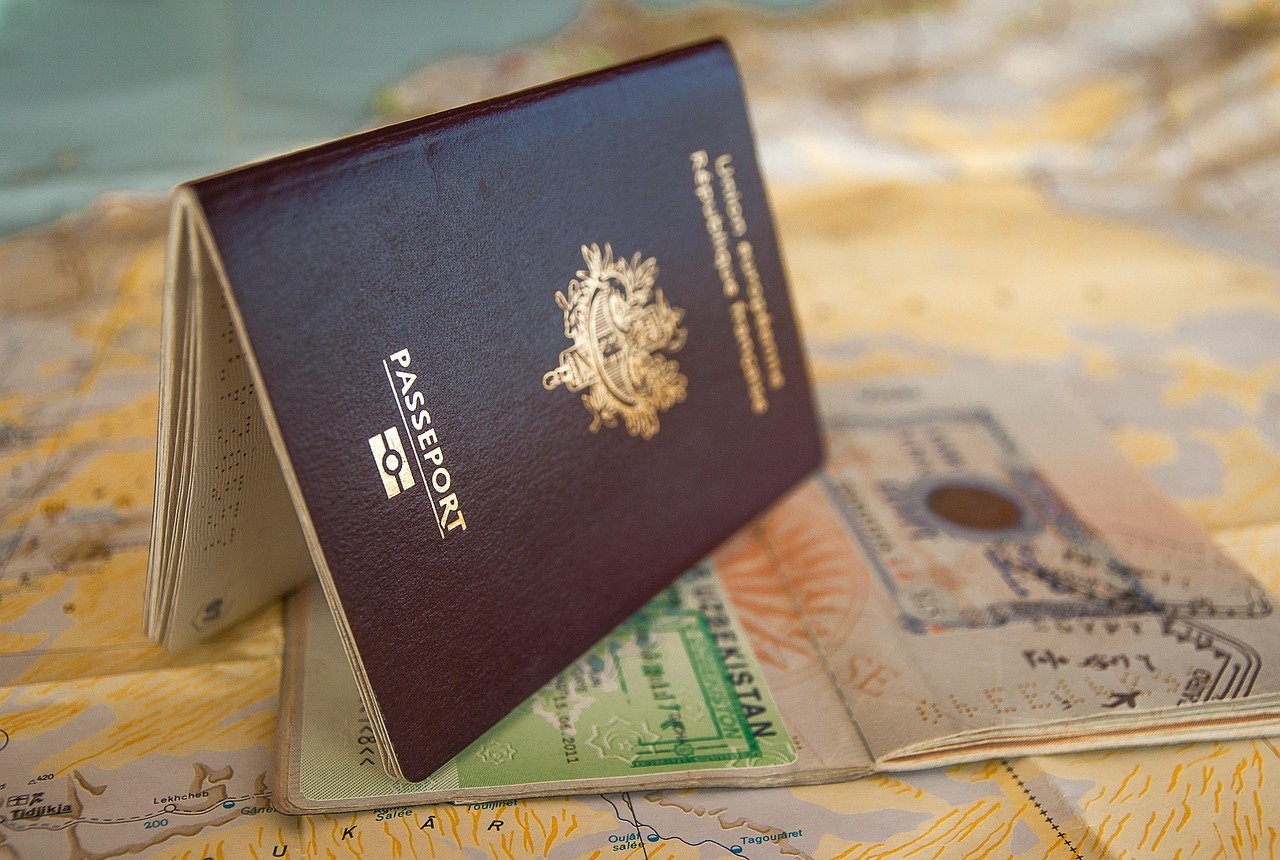 Passaporte aberto sobre mapa com visto de assistência técnica. — foto: jackmac34