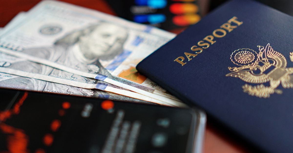 Passaporte e dinheiro em cima de uma mesa — foto: dλvξ gλrciλ