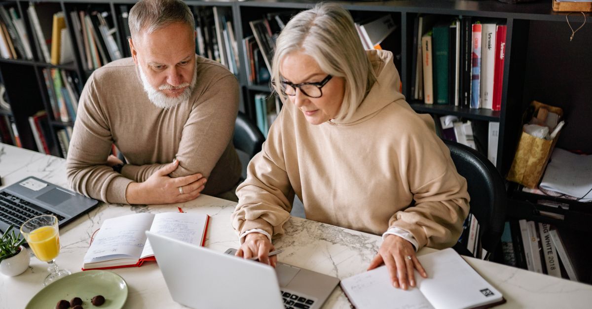 Aposentadoria em 2026 entenda as novas regras de transicao inline 1 479168 1785065850 Idosos em um escritório, um usando laptop e o outro olhando, em frente a livros e documentos.