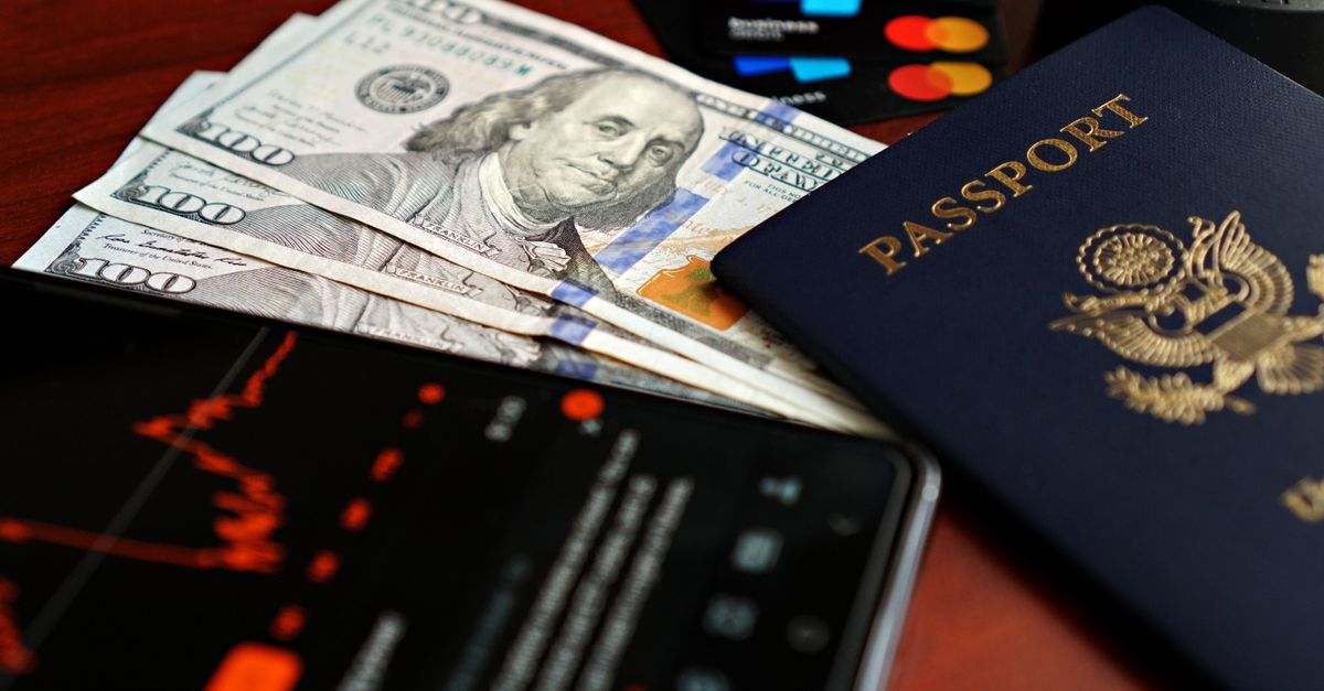 Brazil investor residency for bangladeshi business owners inline 1 398289 1784565421 Dinheiro e passaporte sobre uma mesa, indicando transações internacionais e investimentos.