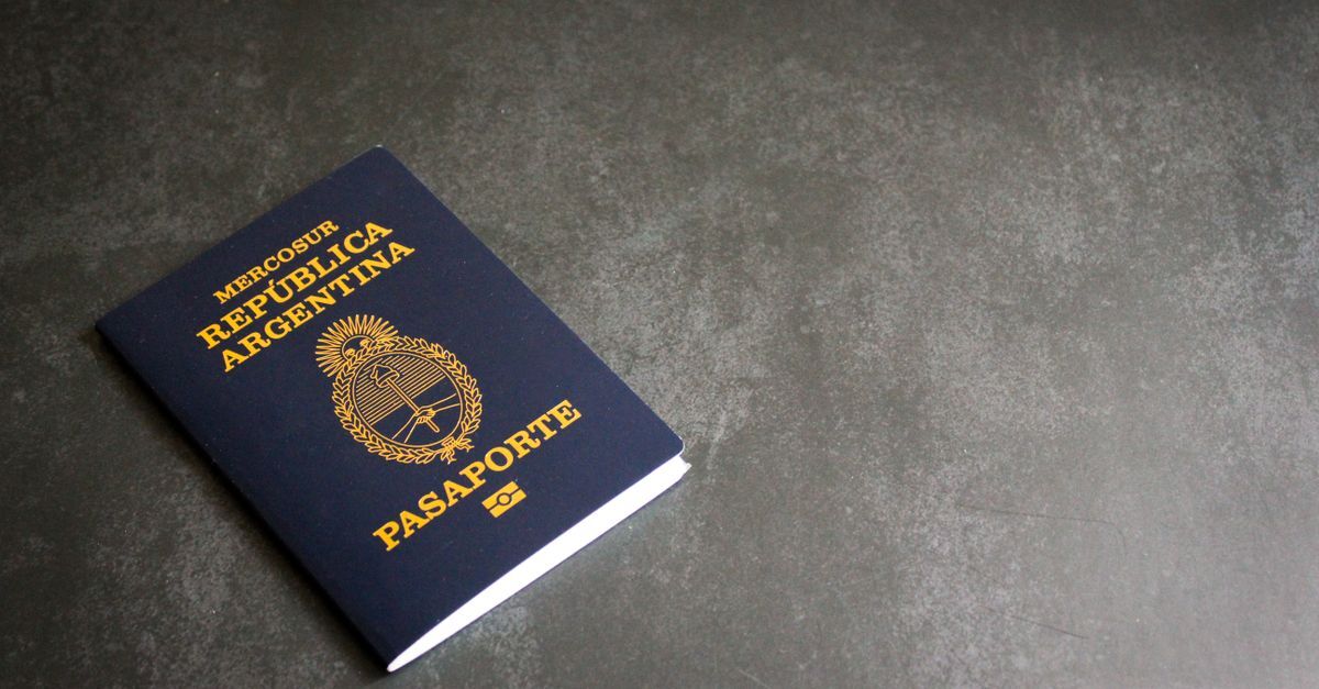 Passaporte argentino sobre uma superfície cinza.