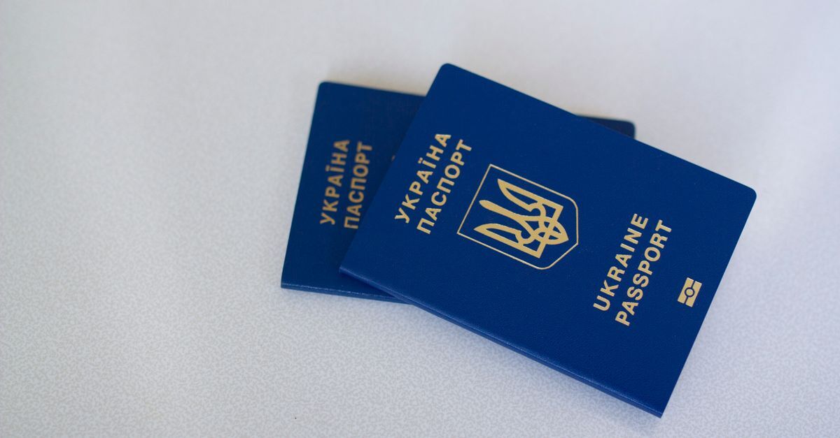 Dois passaportes azuis sobre uma superfície branca