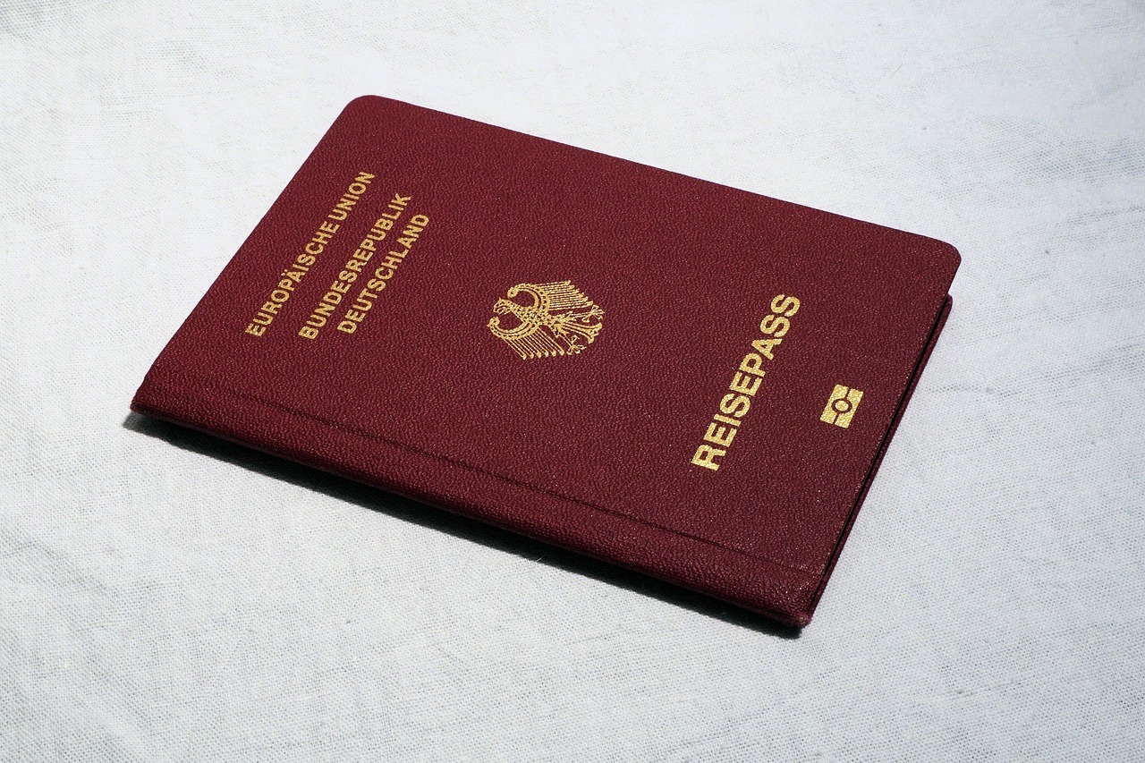 Passaporte marrom com brasão alemão, indicando cidadania europeia.