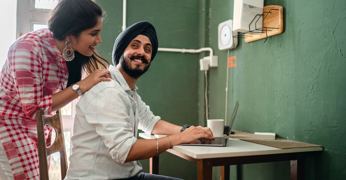 Brazil residency for indian entrepreneurs and tech founders inline 1 440810 1784392653 Homem usando laptop em mesa, mulher ao lado, ambiente de trabalho.