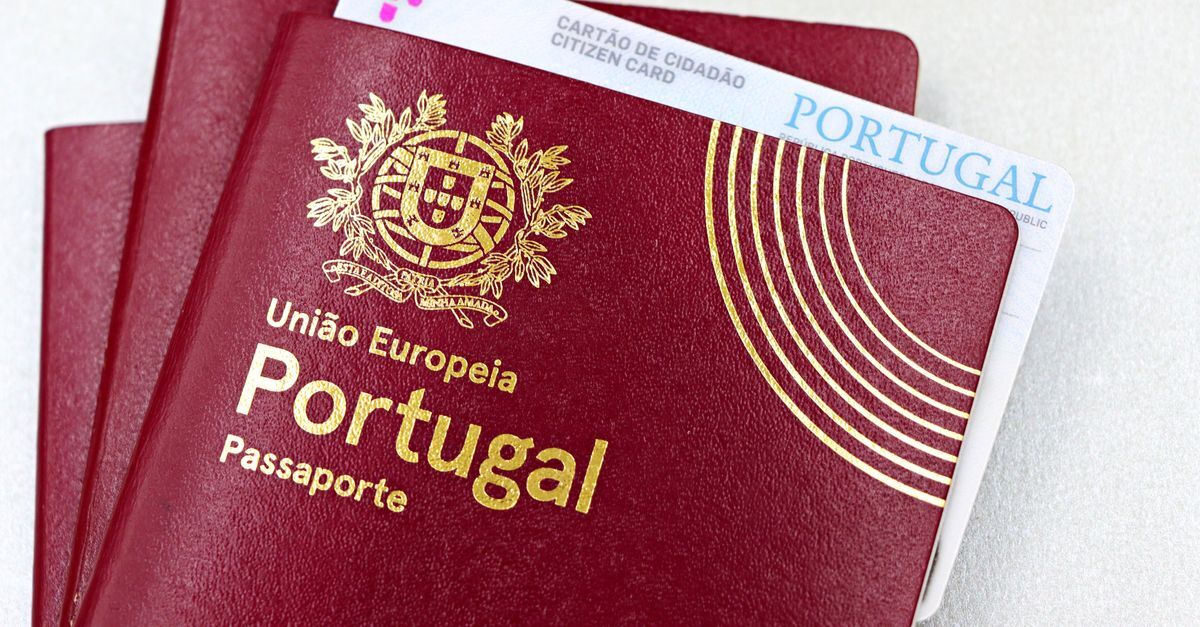 Brazilian passport after residency how naturalization planning works inline 1 342843 1785515946 Passaporte português com o brasão dourado e o nome do país em destaque.