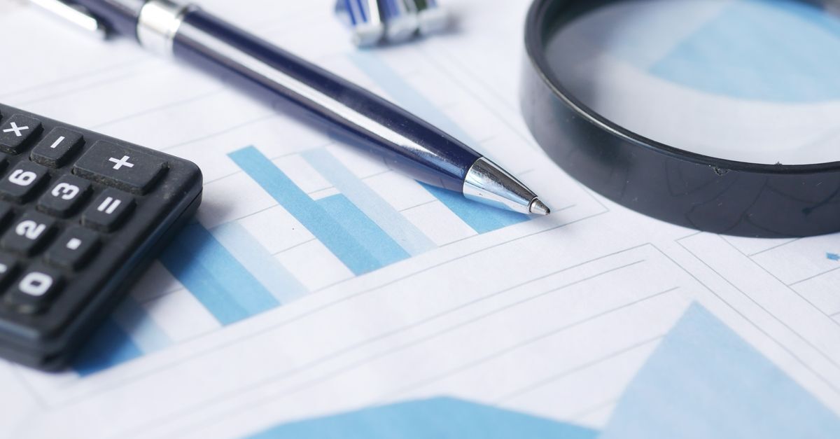 Burnout e riscos psicologicos entram obrigatoriamente no pgr em 2026 inline 1 435323 1784281214 Caneta e calculadora sobre gráficos de análise de dados em papel.