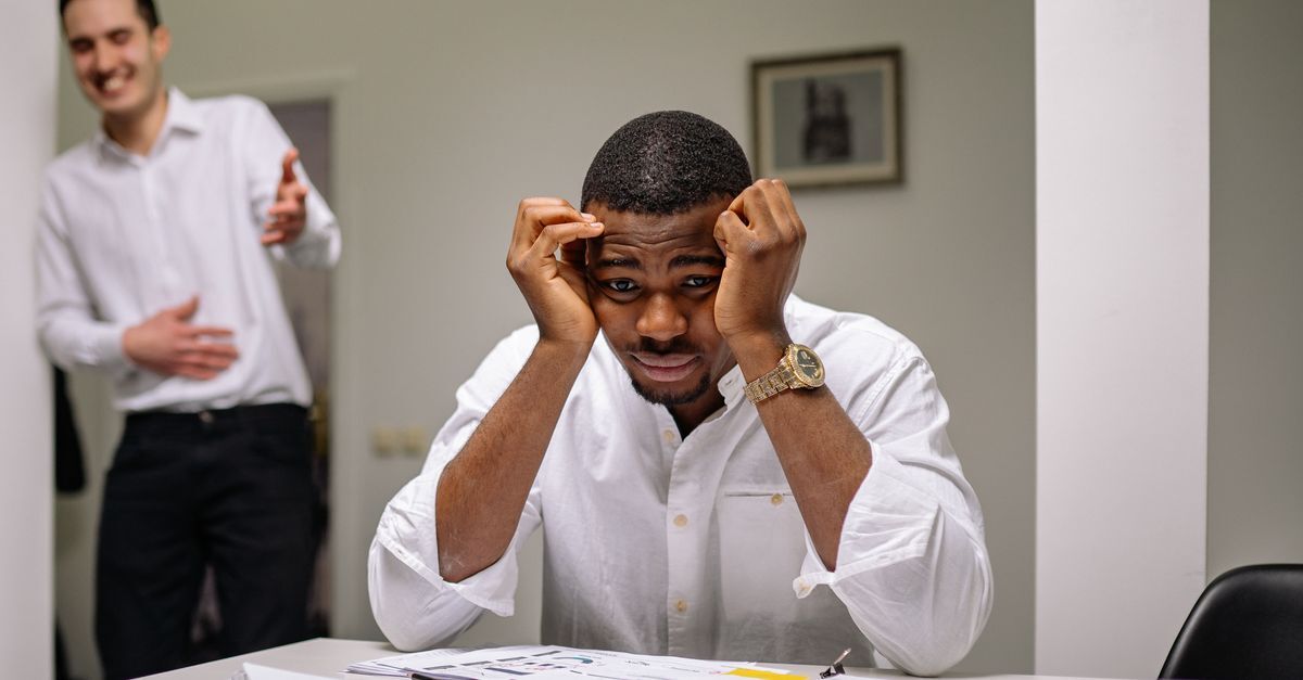 Burnout e riscos psicologicos entram obrigatoriamente no pgr em 2026 inline 2 435323 1784281226 Homem em branco discutindo com colega em ambiente de escritório.