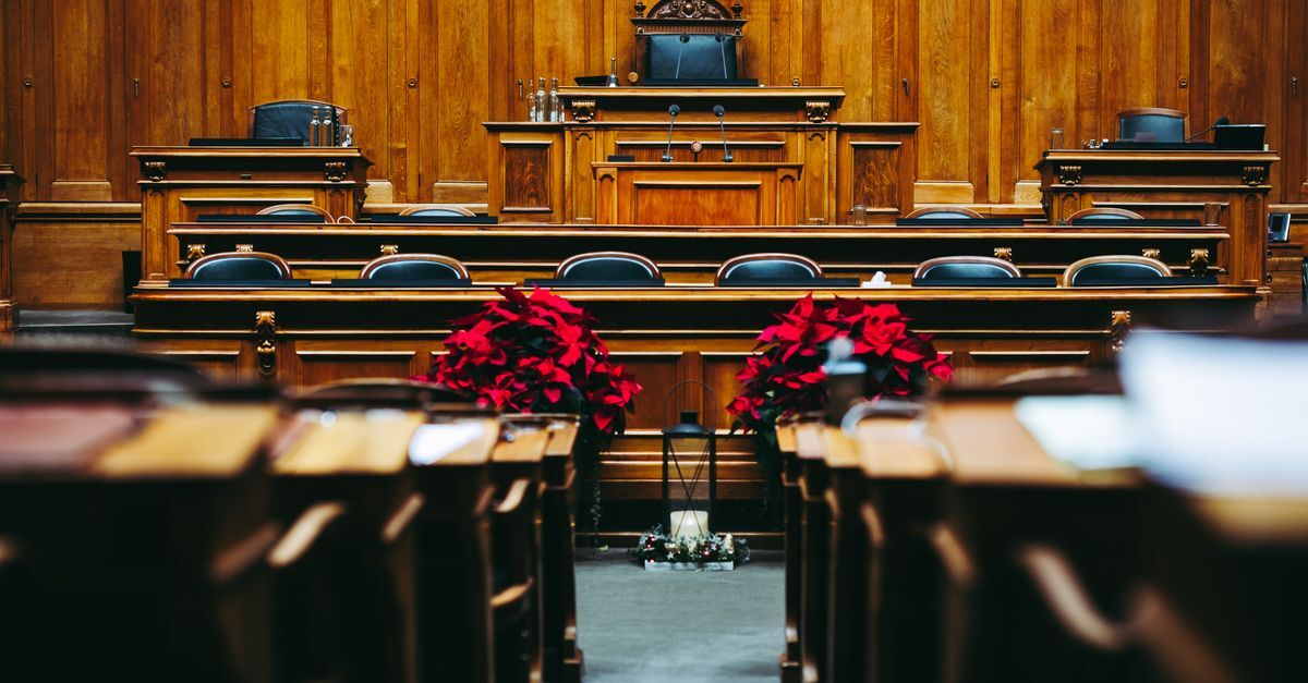 Caixa dois e crimes eleitorais inline 2 454289 1784662705 Sala de sessão legislativa com cadeiras e pódio, decorada com poinsétias vermelhas.