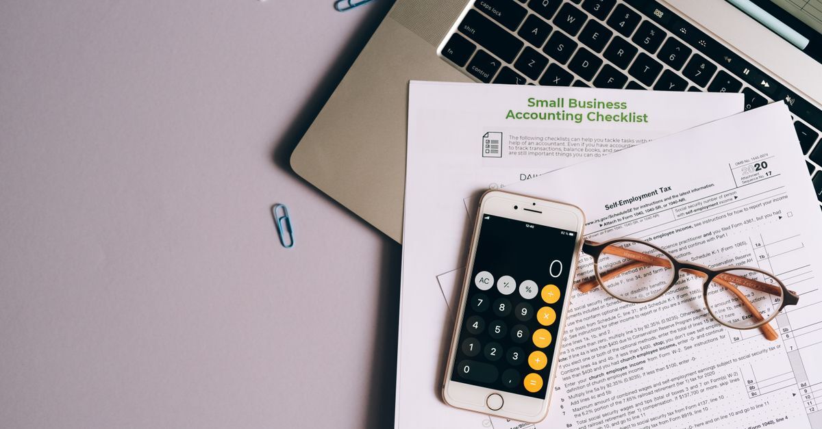 Can foreigners join simples nacional eligibility limits and tax benefits inline 1 499340 1785332805 Papelada sobre contabilidade e uma calculadora sobre documentos