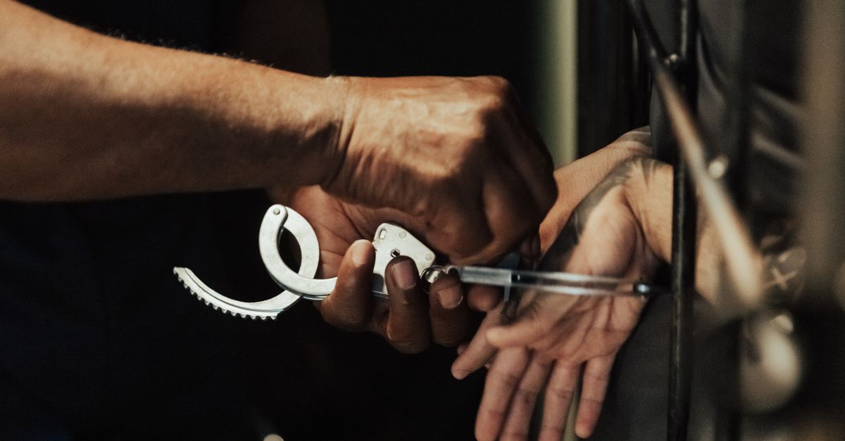 Cartel e crimes contra a ordem economica inline 1 404583 1783958830 Policia prendendo suspeito com algemas