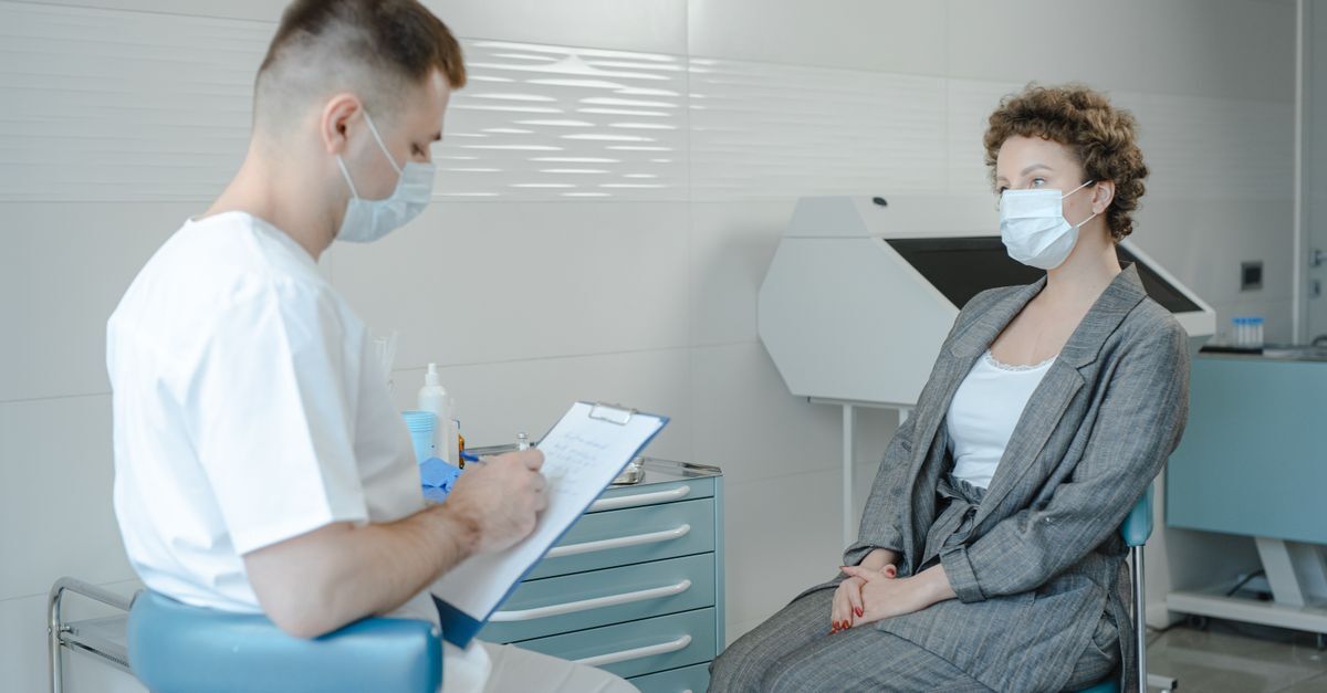 Cid c56 cancer de ovario afastamento auxilio doenca e aposentadoria inline 1 428778 1784207165 Médico e paciente em uma consulta médica, discutindo informações.